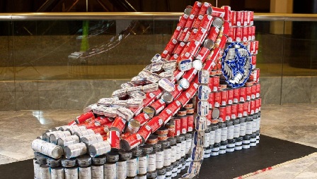 Esculturas de latas de conserva ajudam a combater a fome